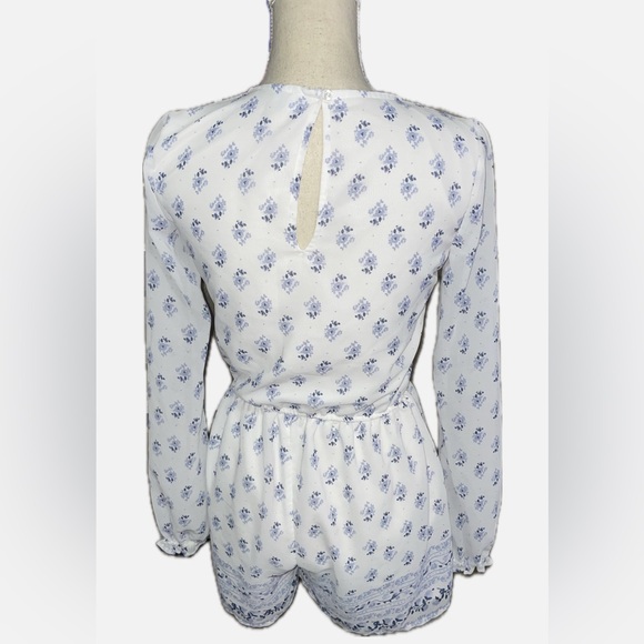 Hollister White and Blue Floral romper - EUC - Picture 3 of 6